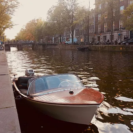 The Water - Floating Experience Hostel *